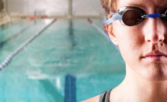 donna con gli occhialini a bordo piscina
