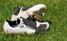 scarpe da calcio su campo in erba