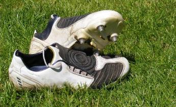 scarpe da calcio su campo in erba