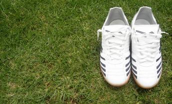 scarpe su campo da calcio