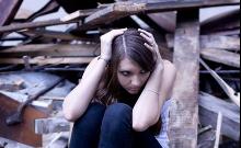ragazza tra le macerie del sisma
