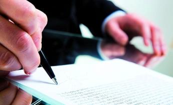 mano che firma su un foglio