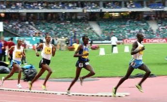 atleti che corrono su pista di atletica