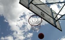 canestro e pallone da basket