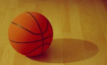 palla da basket sul parquet