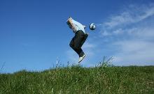 ragazzo che gioca a calcio sull'erba