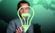 energie rinnovabili - lampadina di colore verde