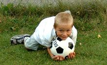 bambino che gioca a calcio