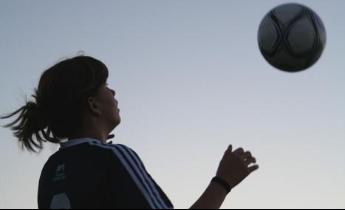 ragazza che gioca a calcio