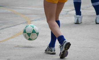 ragazzi che giocano a calcio