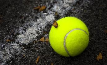 campo e pallina da tennis