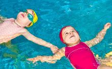 bambine che galleggiano in piscina