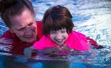 Nuoto in piscina per disabili