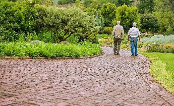 Anziani che passeggiano