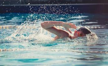 Bimbi in piscina