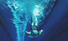 Uomo in piscina pubblica