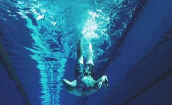 Uomo in piscina pubblica