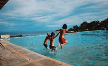 Bambini che si tuffano in piscina