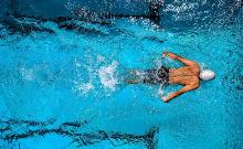 Nuotatore in piscina