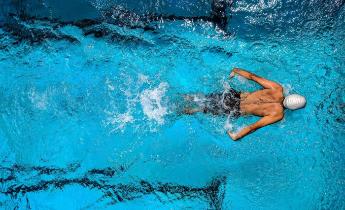 Nuotatore in piscina