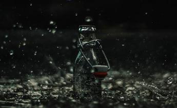 Bottiglia che raccoglie acqua piovana