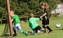 Bambini che giocano a calcio