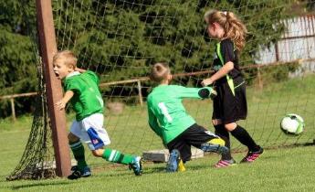 Bambini che giocano a calcio