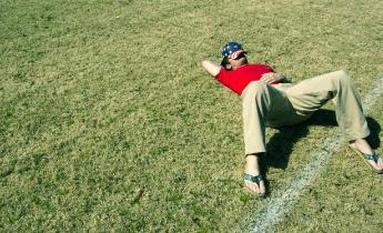 Ragazzo sdraiato su campo da calcio