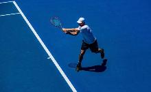 Tennista su campo blu