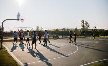 ragazzi su campo da basket