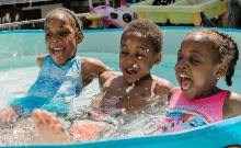 bambini in piscina