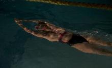 nuotatrice in piscina