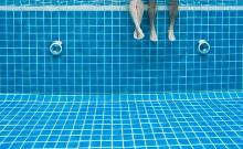 gambe immerse in piscina