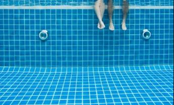 gambe immerse in piscina