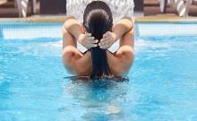 Donna in piscina