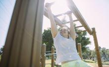 Ragazza in un parco attrezzato