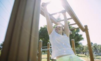 Ragazza in un parco attrezzato