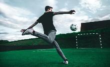 ragazzo con palla da calcio